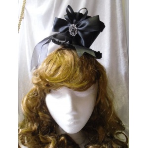 Mini top hat fascinator
